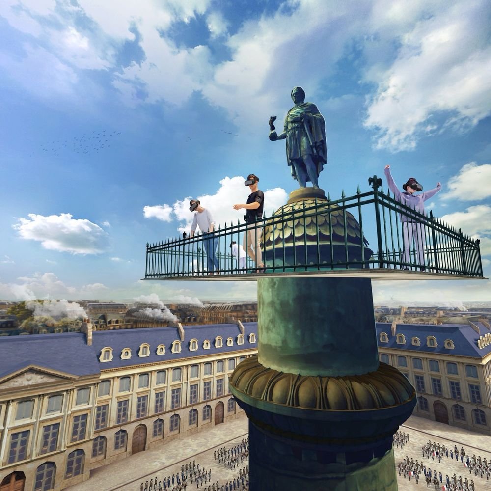 Bezoekers met VR-bril op het platform bovenaan de Vendômezuil, naast het standbeeld van Napoleon, met onder hen de Place Vendôme vol marcherende soldaten