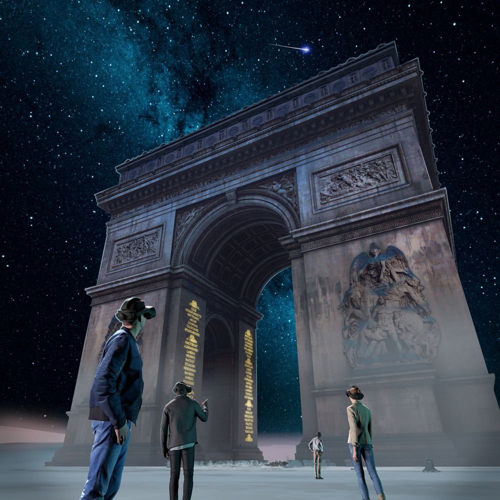 Bezoekers met VR-bril kijken onder een sterrenhemel omhoog naar de Arc de Triomphe, waar de namen van de veldslagen in goud oplichten